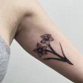 Arm Blumen tattoo von Parliament Tattoo