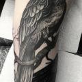 tatuaje Brazo Realista Águila por Parliament Tattoo