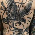 tatuaje Cráneo Espalda Águila por Parliament Tattoo