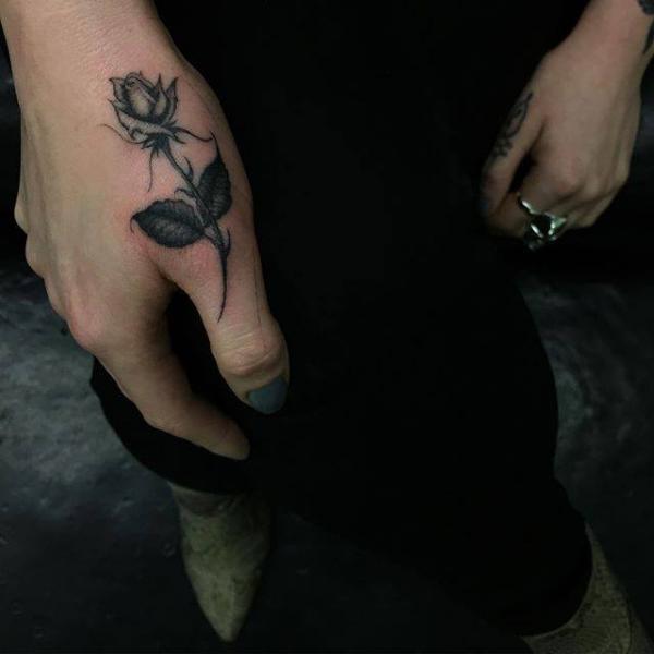 Tatuagem Dedo Flor Rosa por Parliament Tattoo