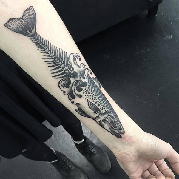 Tatuagem Braço Peixe por Parliament Tattoo