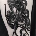 Schulter Oktopus tattoo von Parliament Tattoo