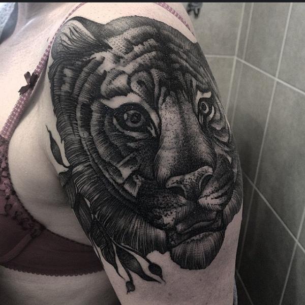 Schulter Tiger Tattoo von Parliament Tattoo