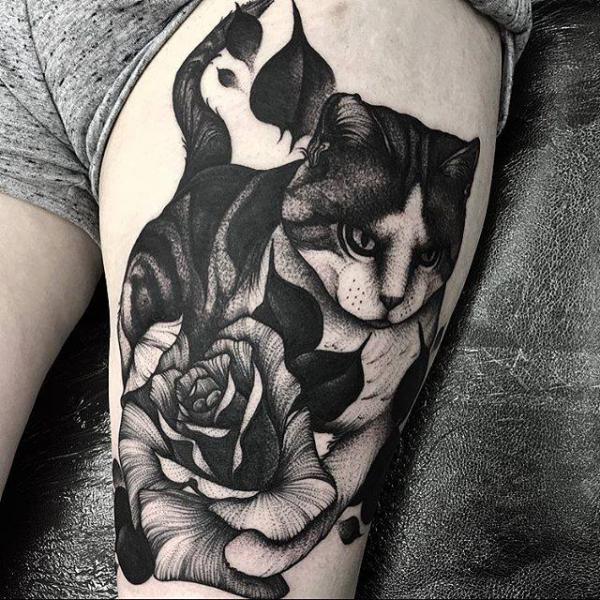 Tatuagem Flor Gato Coxa por Parliament Tattoo