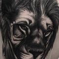 Löwen Oberschenkel tattoo von Parliament Tattoo