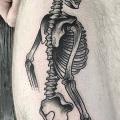 Skeleton Oberschenkel tattoo von Parliament Tattoo