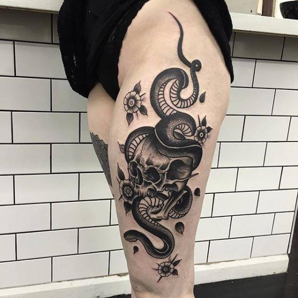 Tatuaje Serpiente Cráneo Muslo por Parliament Tattoo