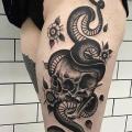 tatuaje Serpiente Cráneo Muslo por Parliament Tattoo