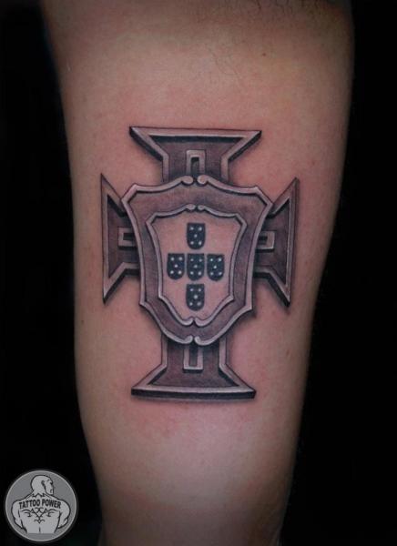 Tatuaje Brazo Cruz por Tattoo Power
