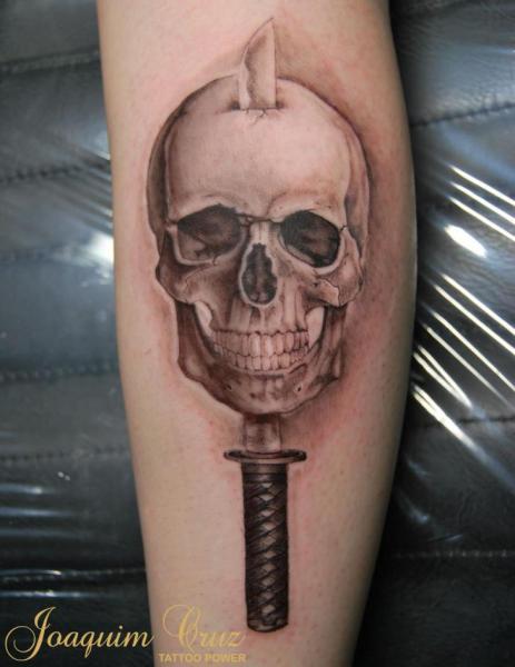 Tatuaje Brazo Cráneo Daga por Tattoo Power