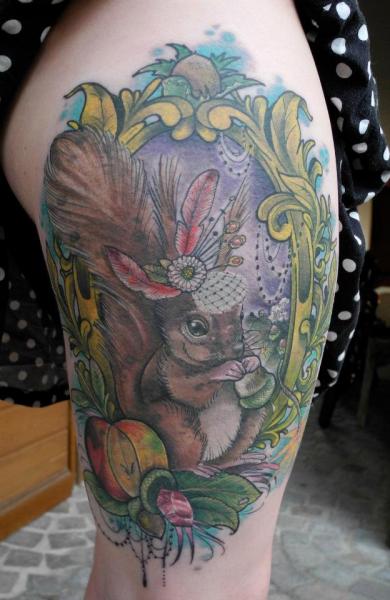 Tatuaje Fantasy Pierna Ardilla por Freibeuter Tattoo
