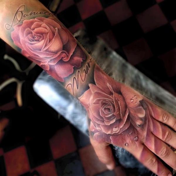 Tatuaje Brazo Realista Flor Mano Rosa por Sam Barber