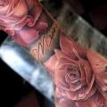 tatuaje Brazo Realista Flor Mano Rosa por Sam Barber