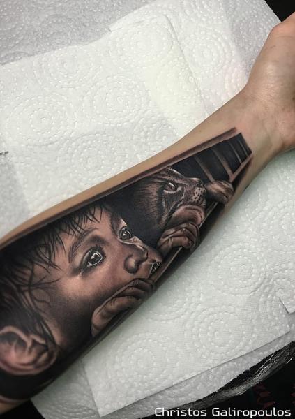 Tatuaje Brazo Niños Gato por El Loco Tattoo Lounge