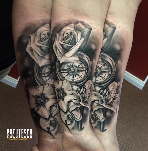Arm Blumen Kompass Tattoo von El Loco Tattoo Lounge