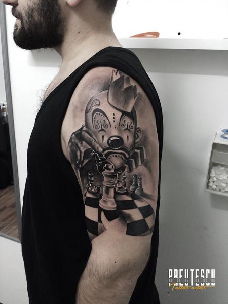 Schulter Clown Schach Tattoo von El Loco Tattoo Lounge