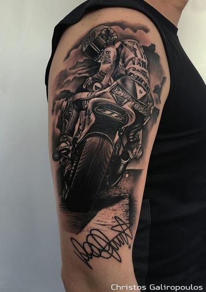 Tatuaje Hombro Realista Motocicleta por El Loco Tattoo Lounge