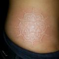 Seite White Ink Mandala tattoo von Hannibal Uriona