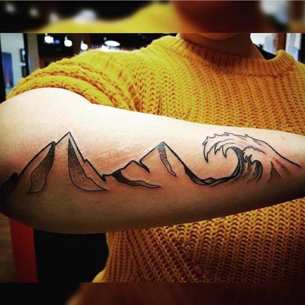 Tatouage Bras Vague Montagne par The Raw Canvas