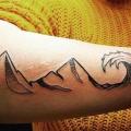 tatuaggio Braccio Onda Montagna di The Raw Canvas