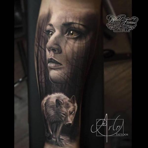 Tatuaje Brazo Realista Lobo Mujer por The Raw Canvas