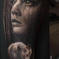 tatuaje Brazo Realista Lobo mujer por The Raw Canvas