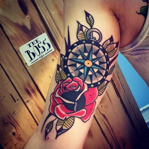 Tatuaje Brazo Old School Rosa Brújula por Solid Heart Tattoo