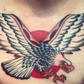 tatuaje Pecho Old School Águila por Solid Heart Tattoo