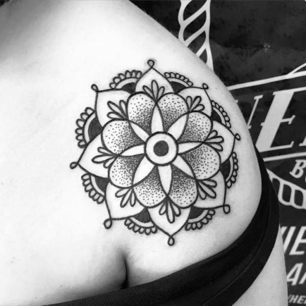 Tatouage Épaule Mandala par Solid Heart Tattoo