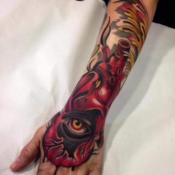 รอยสัก แขน หัวใจ มือ ตา โดย Blessed Tattoo