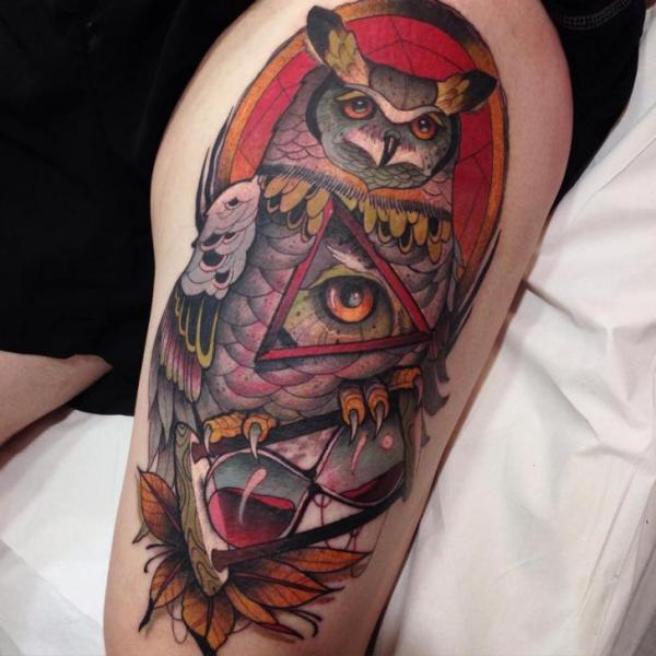 Tatouage Hibou Clepsydra Dieu Cuisse par Blessed Tattoo