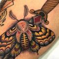 Dolch Motte Oberschenkel tattoo von Blessed Tattoo