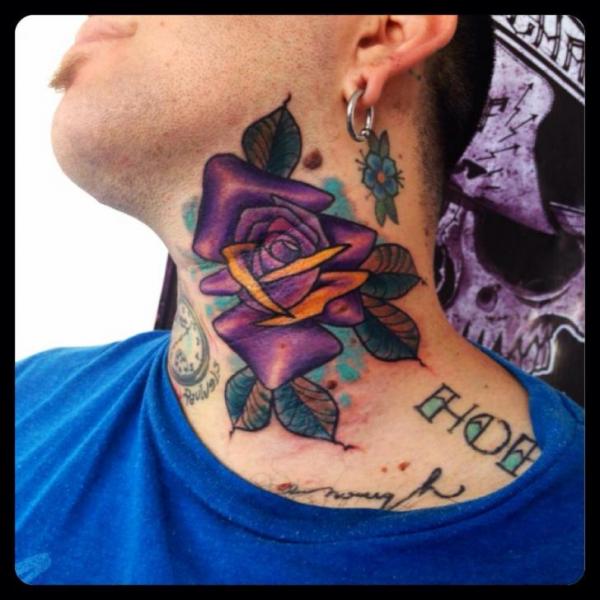 Tatuaje Flor Cuello por Fontecha Iron