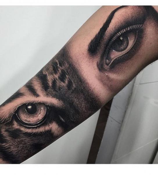 Arm Realistische Auge Tattoo von PXA Body Art