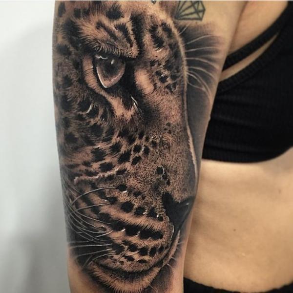 Tatuaje Brazo Realista Tigre por PXA Body Art