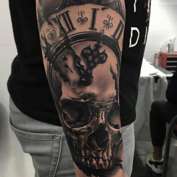Tatuaje Brazo Reloj Cráneo por PXA Body Art