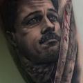 tatuaggio Braccio Ritratti Coltello Brad Pitt di PXA Body Art