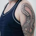 tatuaje Brazo Serpiente Dotwork por NR Studio