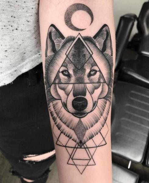 Tatuagem Braço Lobo Dotwork Geométrico por NR Studio