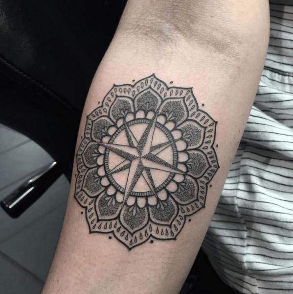 Tatuagem Braço Rosa-dos-Ventos Mandala por NR Studio