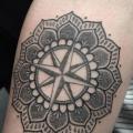 Arm Windrose Mandala tattoo von NR Studio