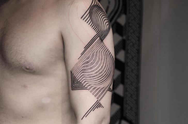 Tatuaggio Spalla Braccio Dotwork Illusione Ottica di NR Studio