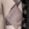 tatuaggio Spalla Braccio Dotwork Illusione ottica di NR Studio