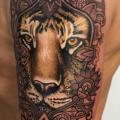 tatuaje Hombro Brazo Tigre Diamante por NR Studio
