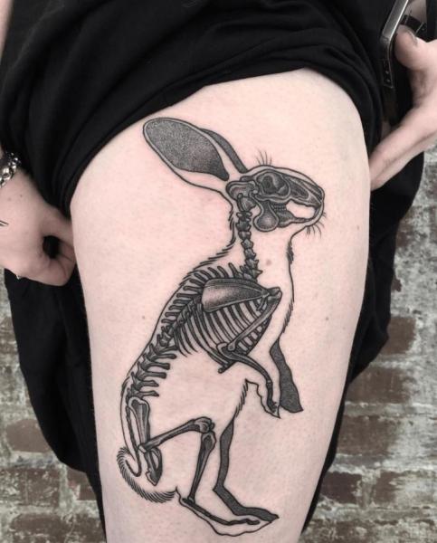 Hase Skeleton Oberschenkel Tattoo von NR Studio