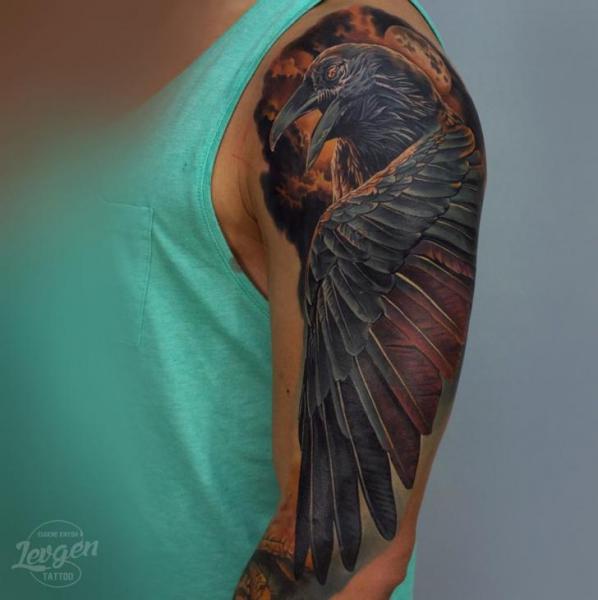 Tatuaje Brazo Realista Cuervo por Voice of Ink