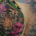 Realistische Blumen Rücken Tiger tattoo von Voice of Ink