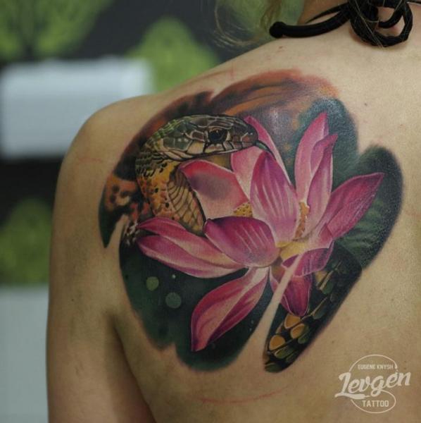 Tatuaje Hombro Realista Serpiente Flor por Voice of Ink