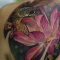 Schulter Realistische Schlangen Blumen tattoo von Voice of Ink