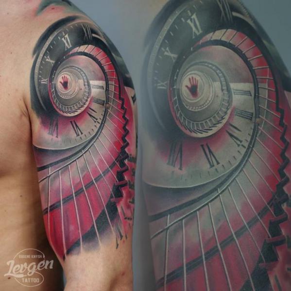 Tatuaje Hombro Reloj Espiral Escalera por Voice of Ink
